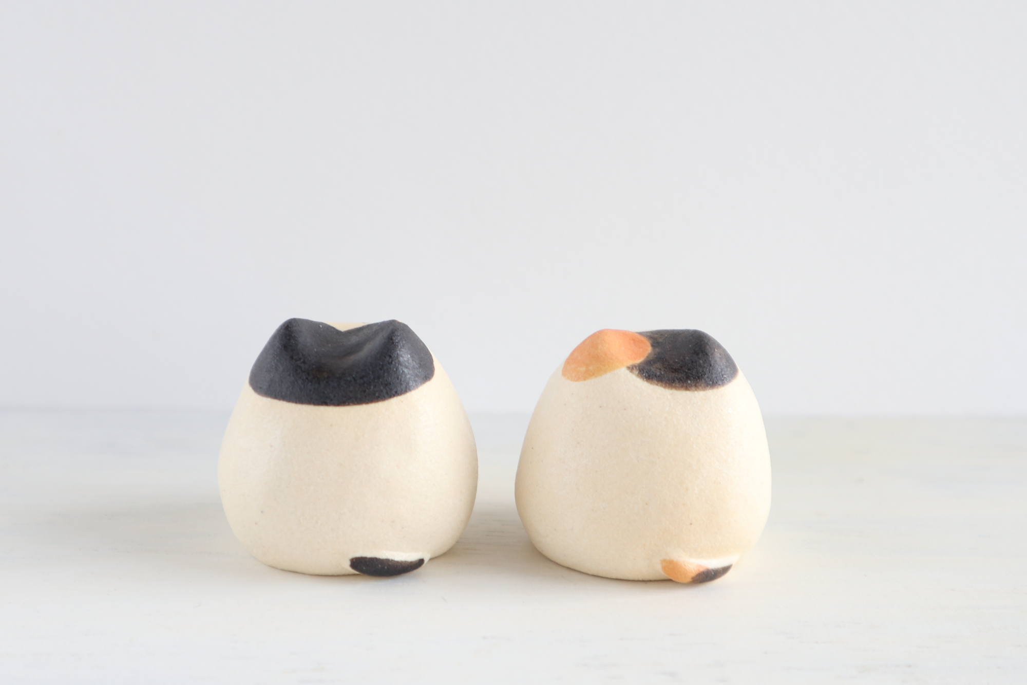 陶器の小さな猫の置物たち（三毛/はちわれ）